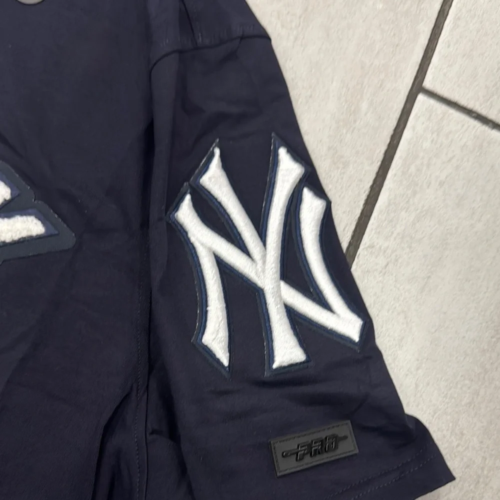 Pro Standard New York Yankees Navy Blue Patch T-Shirt - Picture 3 of 5